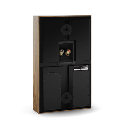 Spatele boxei Dali RUBIKORE ON-WALL, finisaj nuc natural, cu conectori audio și suport de montare vizibili.