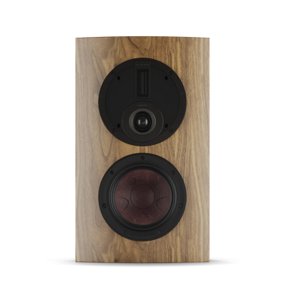 Boxă Dali RUBIKORE ON-WALL, față, culoare natural walnut, difuzoare vizibile pentru sunet clar.