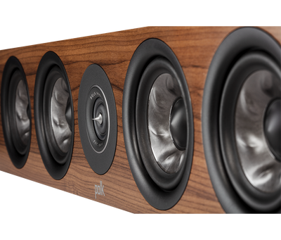 Boxa centru Polk Audio Reserve R350, maro, close-up lateral, arătând difuzoarele și detaliile finisajului.