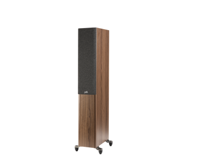 Boxă de podea Polk Audio Reserve R500, maro, vedere din stânga cu grilaj frontal, pe suporturi.