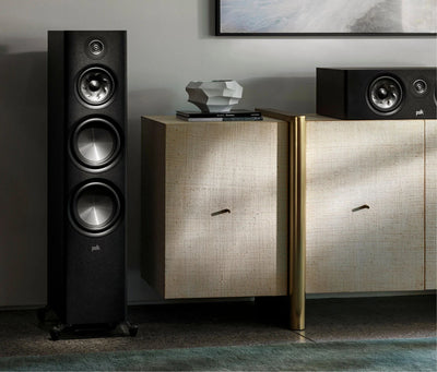 Polk Audio Reserve R700, boxă de podea neagră, vedere frontală. Prezintă trei difuzoare mari și un tweeter.