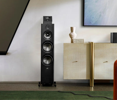 Boxa de podea Polk Audio Reserve R700 neagră, vedere frontală, plasată lângă un mobilier modern.