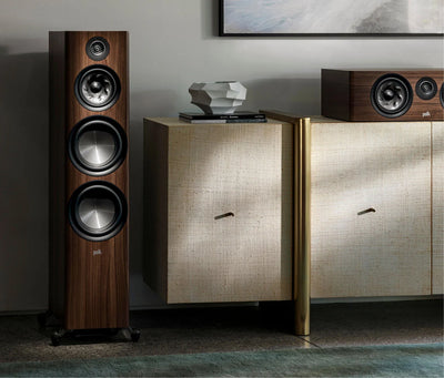 Boxă de podea Polk Audio Reserve R700, maro, vedere frontală, trei difuzoare mari și un tweeter.