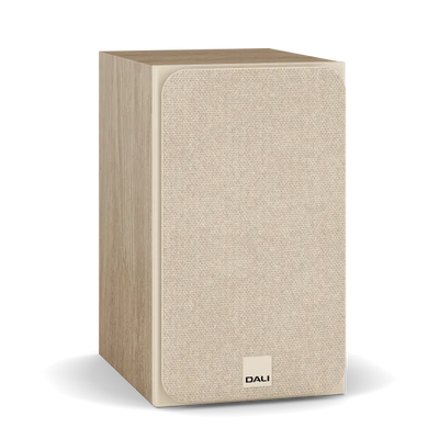Boxă de raft Dali Sonik 1 culoare stejar natural, vedere frontală cu grilă textilă montată.