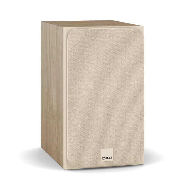 Boxă de raft Dali Sonik 1 culoare stejar natural, vedere frontală cu grilă textilă montată.
