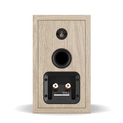 Spatele boxei Dali Sonik 1 culoare stejar natural, cu port bass-reflex și conectori audio bi-wire.