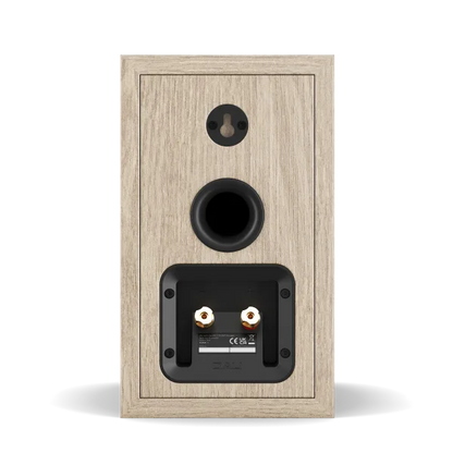 Spatele boxei Dali Sonik 1 culoare stejar natural, cu port bass-reflex și conectori audio bi-wire.
