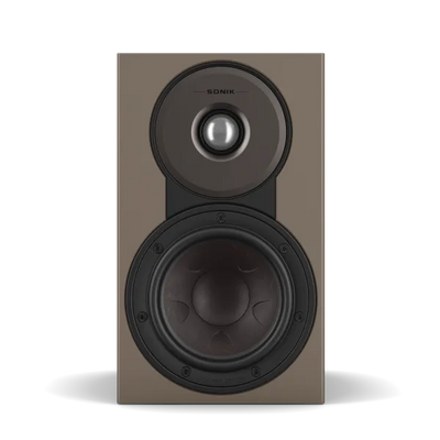 Boxă de raft Dali Sonik 1 culoare nuc, vedere frontală cu tweeter și woofer vizibile pentru detalii audio.