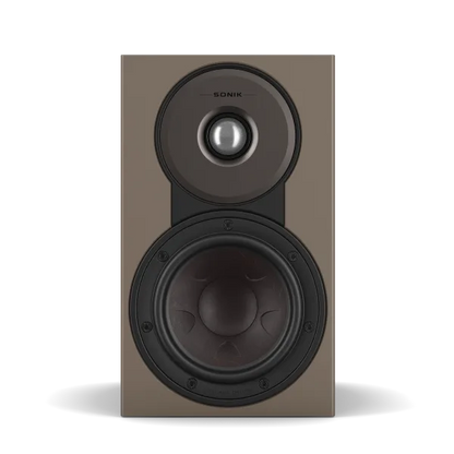 Boxă de raft Dali Sonik 1 culoare nuc, vedere frontală cu tweeter și woofer vizibile pentru detalii audio.