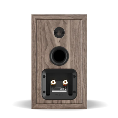 Boxa Dali Sonik 1 culoare nuc, vedere din spate cu port bass reflex și conectori audio aurii.