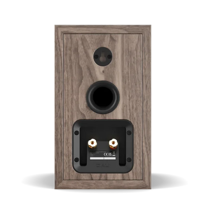 Boxa Dali Sonik 1 culoare nuc, vedere din spate cu port bass reflex și conectori audio aurii.
