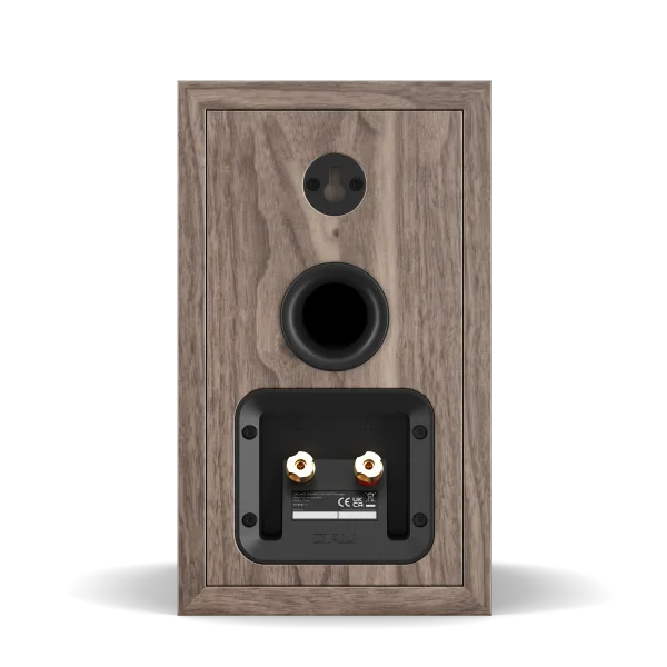 Boxa Dali Sonik 1 culoare nuc, vedere din spate cu port bass reflex și conectori audio aurii.