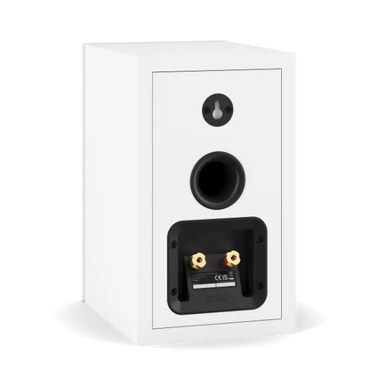 Boxă Dali Sonik 1 albă, vedere din spate, cu port bass reflex și conectori aurii pentru cabluri audio.