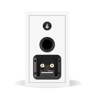 Boxă de raft Dali Sonik 1 albă, vedere din spate cu port bass reflex și conectori pentru cabluri audio.