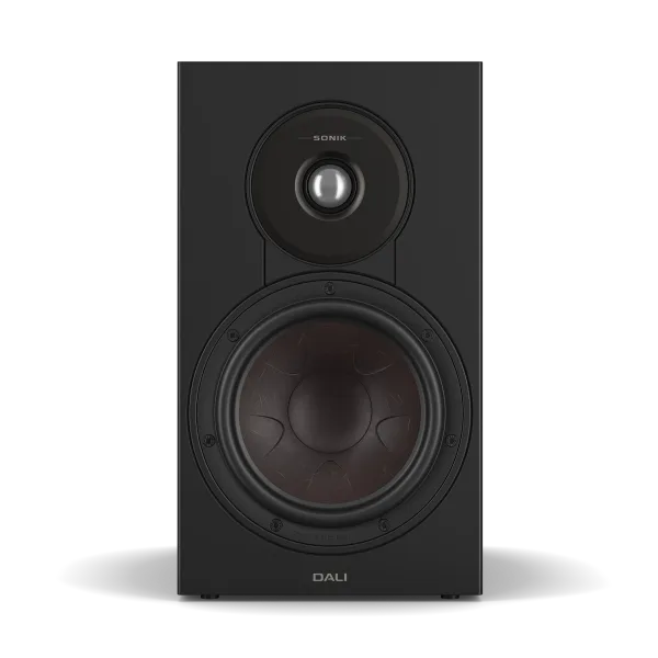 Boxă de raft Dali Sonik 3 Black Ash, vedere frontală, cu woofer mare și tweeter central vizibile.