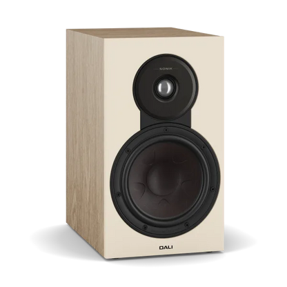 Boxă de raft Dali Sonik 3 culoare stejar natural, vedere frontală cu woofer și tweeter vizibile.