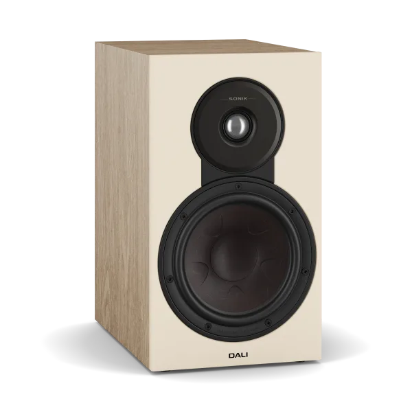 Boxă de raft Dali Sonik 3 culoare stejar natural, vedere frontală cu woofer și tweeter vizibile.
