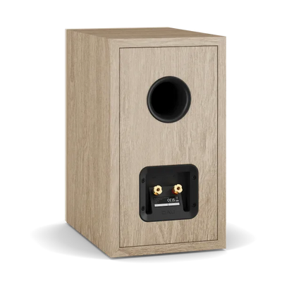 Boxă de raft Dali Sonik 3 culoare stejar natural, vedere spate cu port bass reflex și conectori audio.