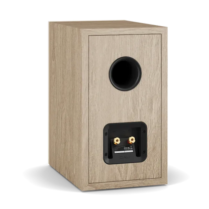 Boxă de raft Dali Sonik 3 culoare stejar natural, vedere spate cu port bass reflex și conectori audio.