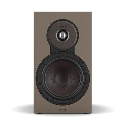 Boxă de raft Dali Sonik 3 culoare nuc, vedere frontală, cu woofer și tweeter vizibile pentru sunet clar.