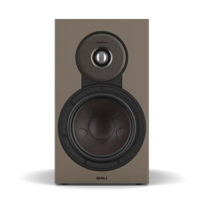 Boxă de raft Dali Sonik 3 culoare nuc, vedere frontală, cu woofer și tweeter vizibile pentru sunet clar.