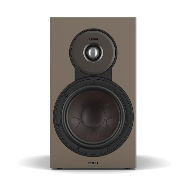 Boxă de raft Dali Sonik 3 culoare nuc, vedere frontală, cu woofer și tweeter vizibile pentru sunet clar.