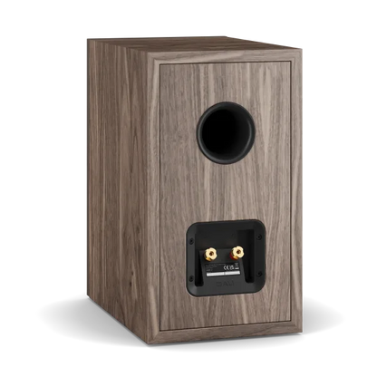 Boxă de raft Dali Sonik 3 culoare nuc, vedere spate cu port bass reflex și conectori audio aurii.