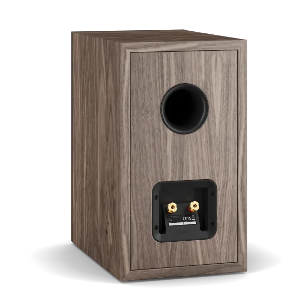 Boxă de raft Dali Sonik 3 culoare nuc, vedere spate cu port bass reflex și conectori audio aurii.