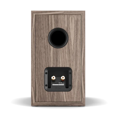 Spatele boxei Dali Sonik 3 culoare nuc, cu port bass reflex rotund și conectori audio aurii.