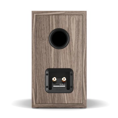 Spatele boxei Dali Sonik 3 culoare nuc, cu port bass reflex rotund și conectori audio aurii.
