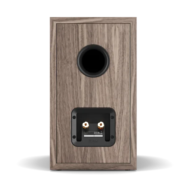 Spatele boxei Dali Sonik 3 culoare nuc, cu port bass reflex rotund și conectori audio aurii.