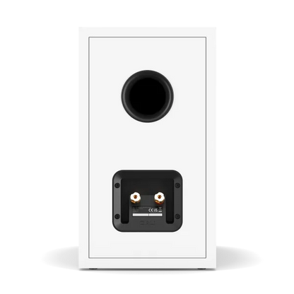 Spate boxă Dali Sonik 3 alb, port bass reflex rotund și conectori audio aurii pentru cabluri boxe.
