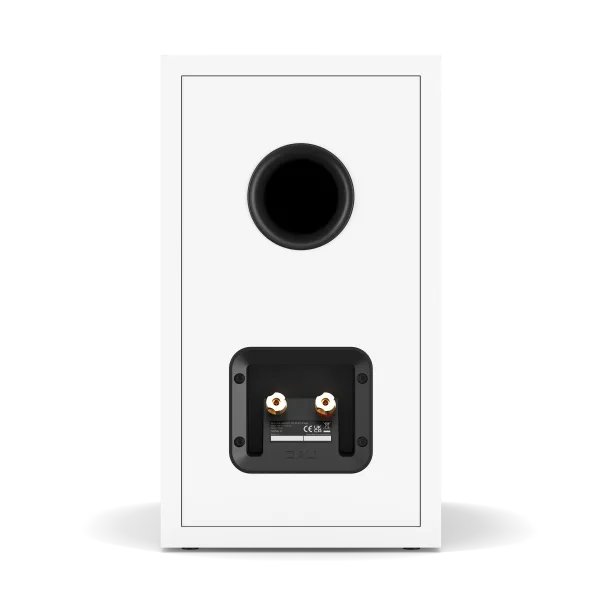 Spate boxă Dali Sonik 3 alb, port bass reflex rotund și conectori audio aurii pentru cabluri boxe.