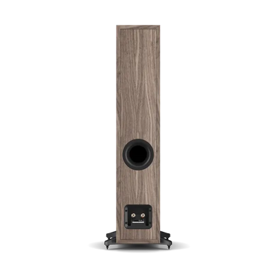 Spate boxă de podea Dali Sonik 5 culoare nuc, vizibil port bass reflex și conectori pentru cabluri audio.