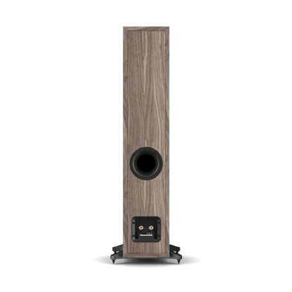 Spate boxă de podea Dali Sonik 5 culoare nuc, vizibil port bass reflex și conectori pentru cabluri audio.