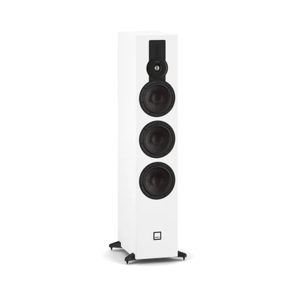 Boxă de podea Dali Sonik 9 albă, vedere frontală, cu trei woofere și un tweeter montate vertical.