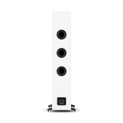 Spate boxă de podea Dali Sonik 9 alb, cu trei porturi bass reflex și conectori audio inferiori.