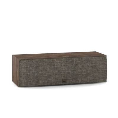 Boxă centru Dali Sonik Cinema, finisaj nuc Walnut, vedere frontală cu grilă textilă montată, logo Dali