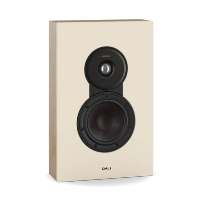 Boxa Dali Sonik ON-WALL Natural Oak, vedere frontală, difuzor bass și tweeter vizibile, fără grilă