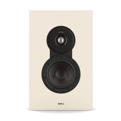 Boxa Dali Sonik ON-WALL Natural Oak, vedere frontală, difuzor medii/înalte și woofer vizibile