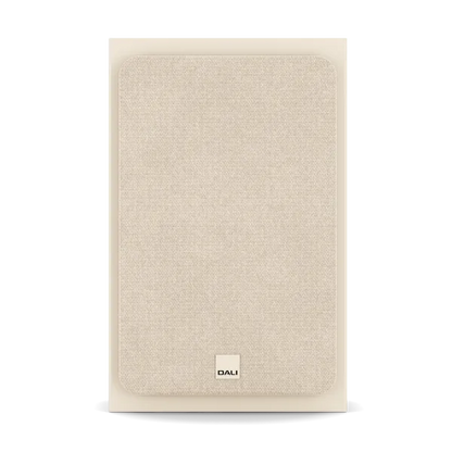 Dali Sonik ON-WALL Boxa Natural Oak, vedere frontală cu grilă textilă montată, logo DALI jos.