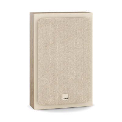 Dali Sonik ON-WALL boxă Natural Oak, vedere frontală cu grilă textilă bej și logo DALI jos.