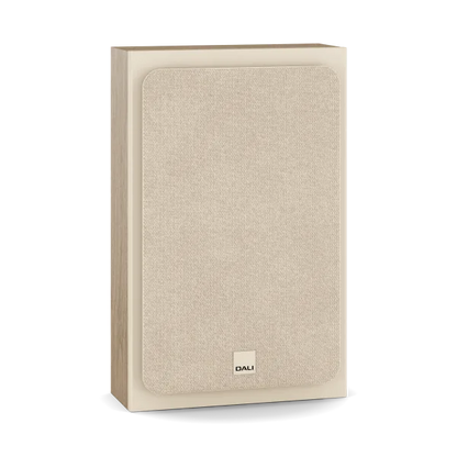 Dali Sonik ON-WALL boxă Natural Oak, vedere frontală cu grilă textilă bej și logo DALI jos.