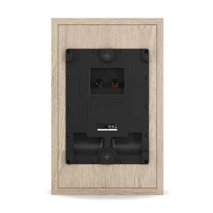 Vedere spate Dali Sonik ON-WALL boxă Natural Oak, panou montaj perete, borne difuzor roșu/negru