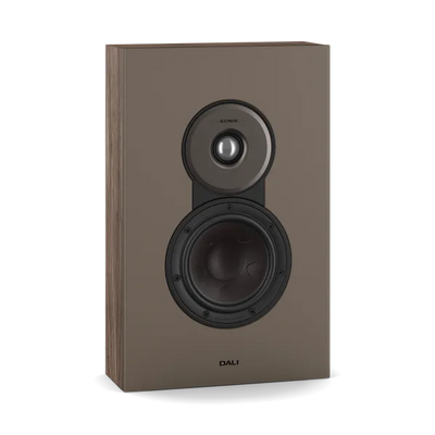 Boxă Dali Sonik ON-WALL Walnut, vedere frontală: tweeter și woofer expuse, cabinet pentru perete