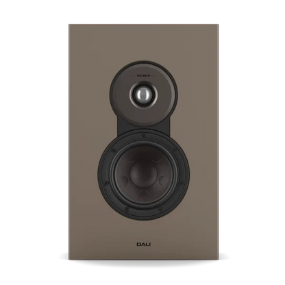 Boxă on-wall Dali Sonik ON-WALL Walnut, vedere frontală, difuzor tweeter și woofer vizibile, logo DALI