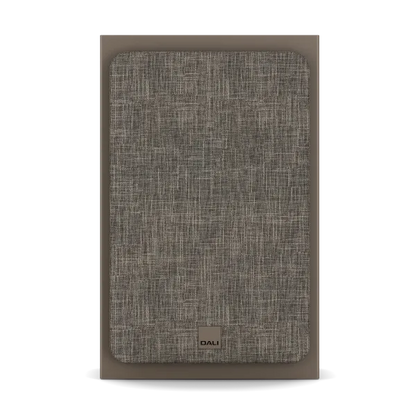 Dali Sonik ON-WALL boxă perete, finisaj nuc, vedere frontală cu grilă textilă montată, logo DALI jos