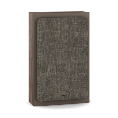 Boxă Dali Sonik ON-WALL, finisaj nuc Walnut, vedere frontală cu grilă textilă montată pe față.