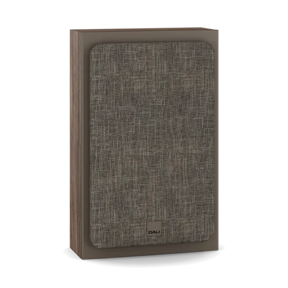 Boxă Dali Sonik ON-WALL, finisaj nuc Walnut, vedere frontală cu grilă textilă montată pe față.