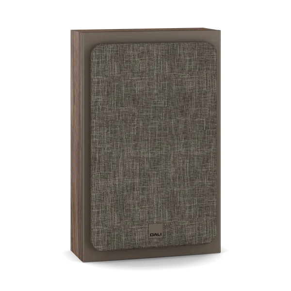 Boxă Dali Sonik ON-WALL, finisaj nuc Walnut, vedere frontală cu grilă textilă montată pe față.